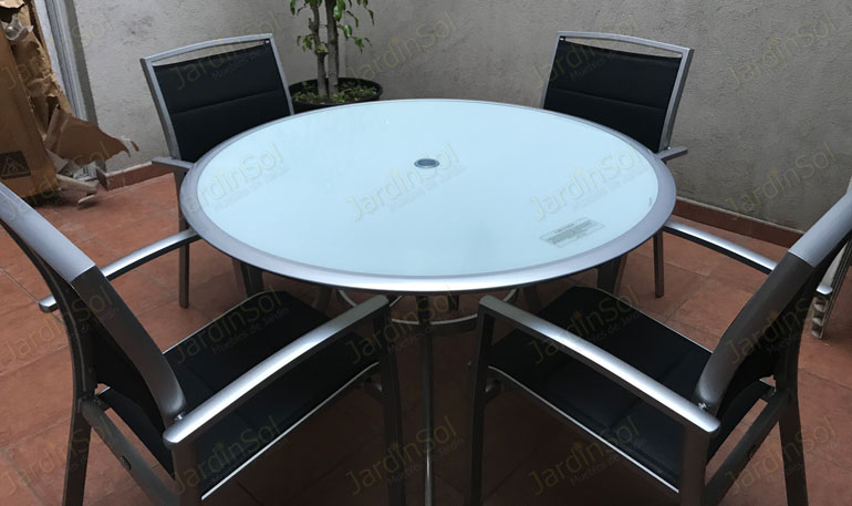 Juego mesa onyx tapa blanca con sillones onyx negros