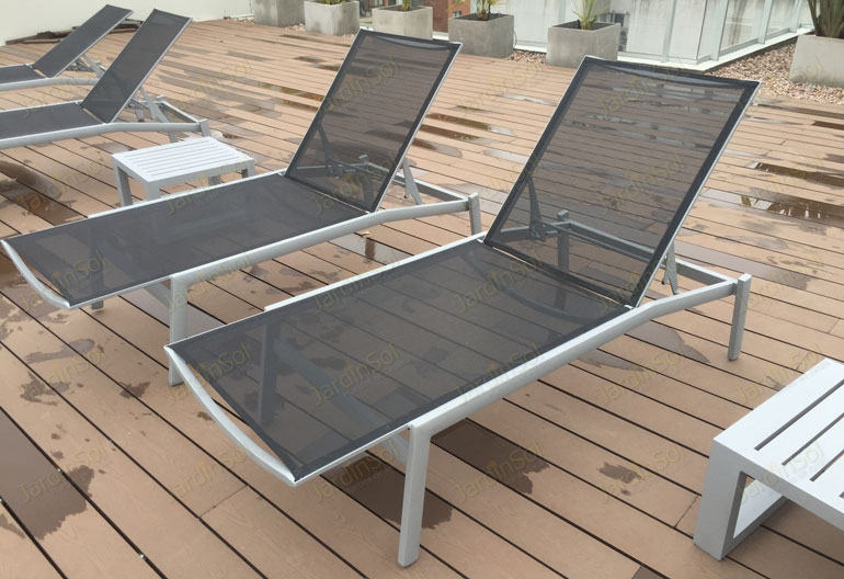 Reposera de aluminio Maui tela negra con mesa sidney 50 x 50